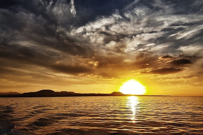 2hrs Dolphins Sunset Sailing Cruise With Drink - Wind, waves, and the jacket you should pack