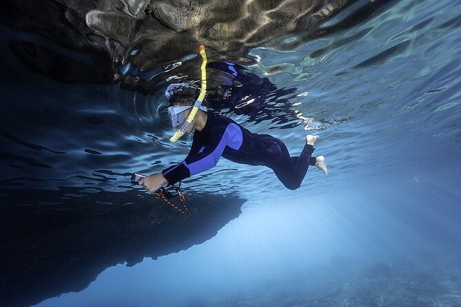 Dolphin, Sea Cave & Captain Cook Snorkel Combo in Kealakekua Bay - The fast ride along Kona’s lava coast