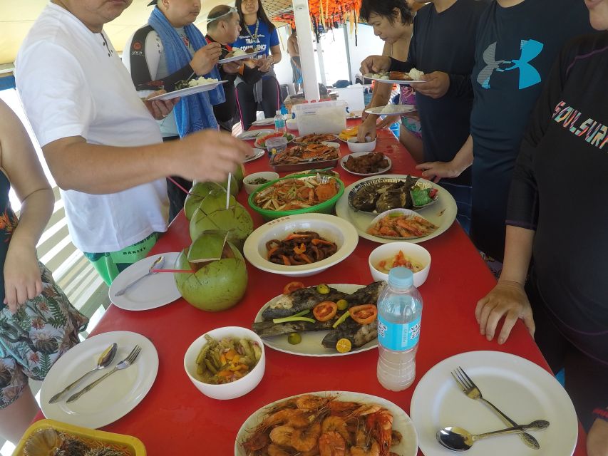 Dumaguete: Dolphin Watching & Manjuyod Sandbar Private Tour - Lunch on board, with local seafood