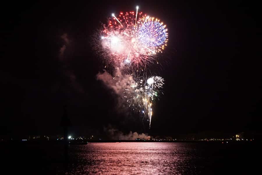 Hilton Head Island: Dolphin Tour at Sunset & Fireworks Show - Why the sunset and fireworks combination works