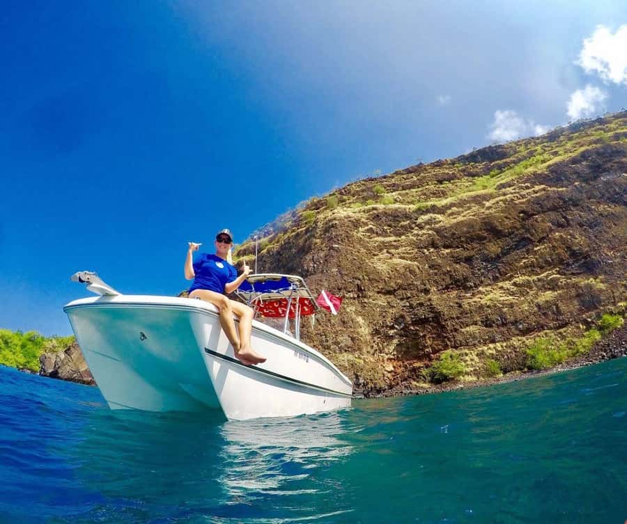 Kailua Kona: Dolphin, Sea Cave and Captain Cook Snorkel Tour - Sea caves, lava tubes, and coves