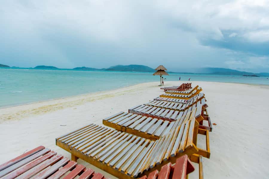 Koh Samui: Pink Dolphin Spotting & Pig Island Speedboat Tour - Searching the mainland coast for dolphins