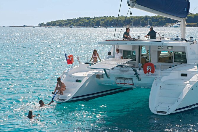 Kona Luxury Catamaran Yacht Snorkel & Sail - A small yacht feel from Honokohau Harbor