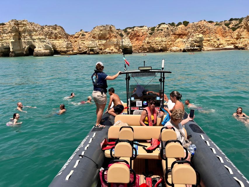Lagoa: Dolphins Expedition with biologist guide on board - Two and a half hours guided by the animals