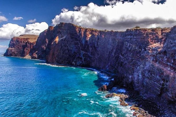 Lanai Deluxe Dolphin Adventure & 3 Snorkel Sites - What the small boat means for comfort