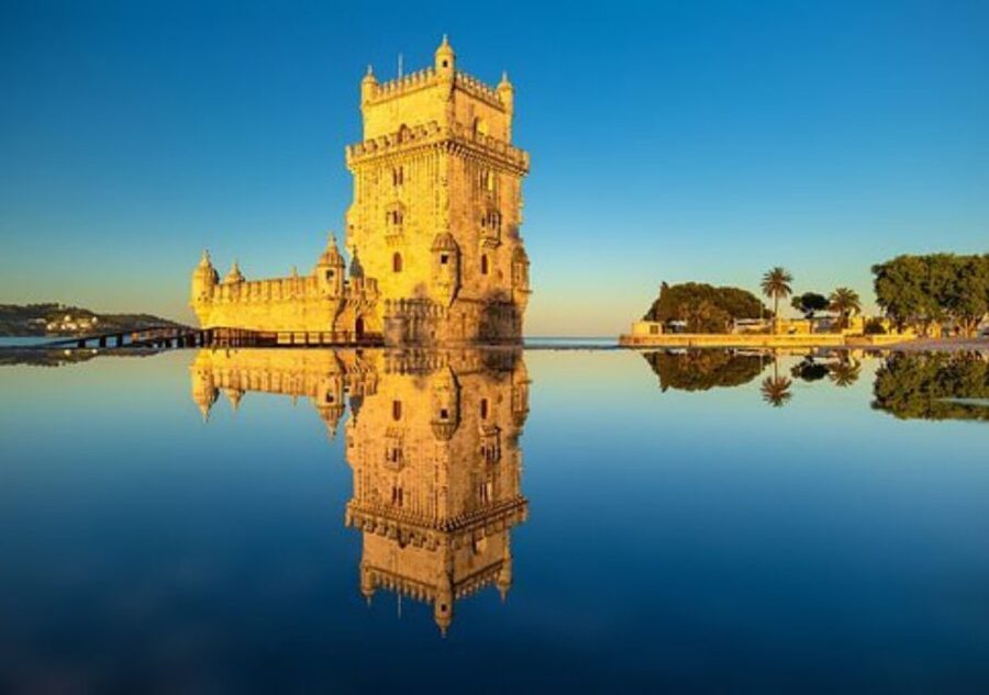 Lisbon: Tagus River Cruise to the Ocean & Dolphin Watching - Praça do Comércio and the first river views