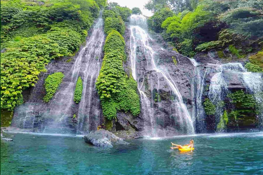 lovina bali: Dolphin watching, waterfall and local lunch - How the guide affects the experience