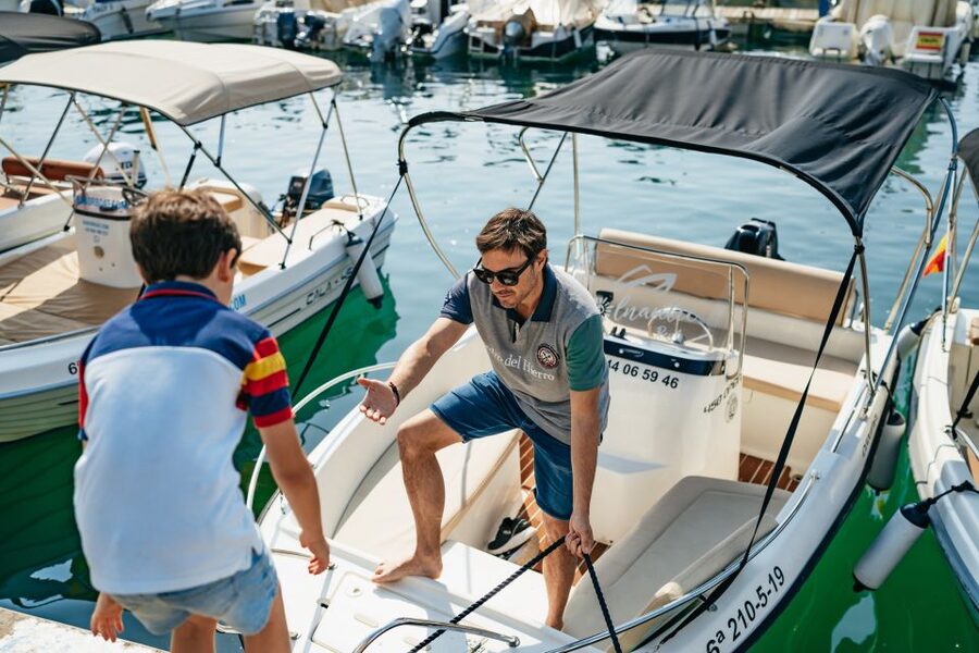 Malaga: License-free Boat Rental for Dolphin Watching - Who will enjoy this most
