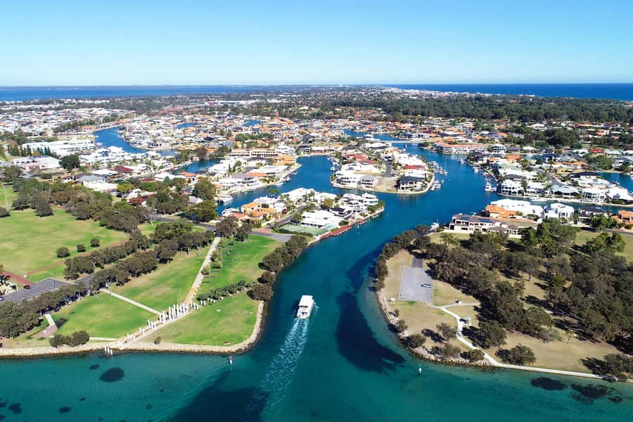 Mandurah: Dolphin and Views Cruise - The first minutes: searching the waterways for dolphins