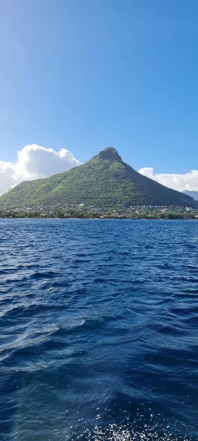 Mauritius: Snorkel and Swim with Dolphins on Speedboat Tour - Mountain views and changing ocean colors
