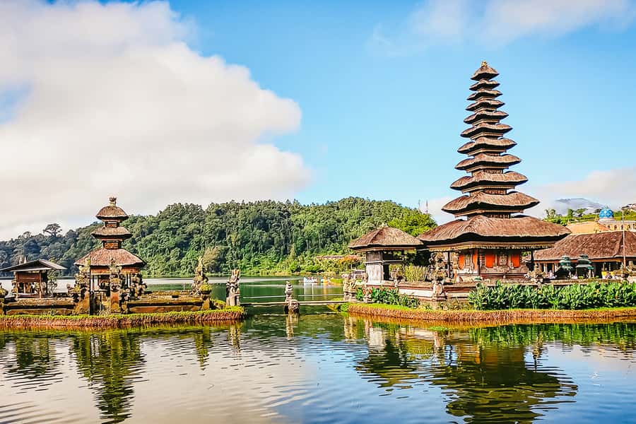 North Bali: Sunrise Tour with Dolphins, Waterfalls & Temples - Gitgit Waterfall and its jungle setting