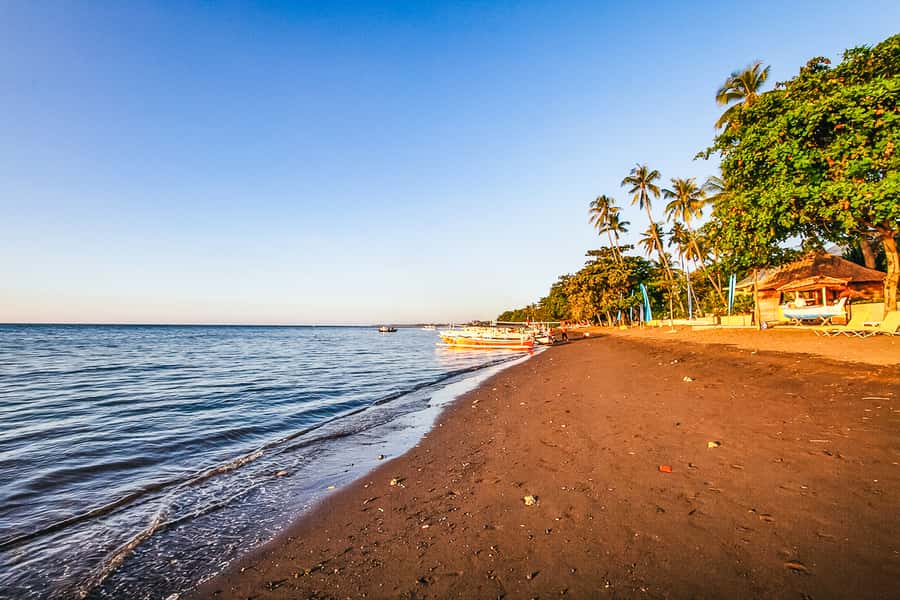 North Bali: Sunrise Tour with Dolphins, Waterfalls & Temples - Ulun Danu Bratan Temple on the lake