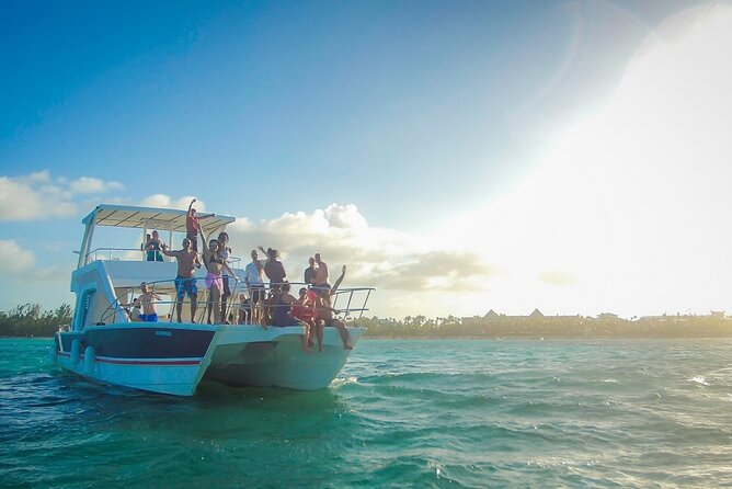 Party Boat /View Dolphins / Snorkling /Free Drinks and Transportation - Food is not the main attraction