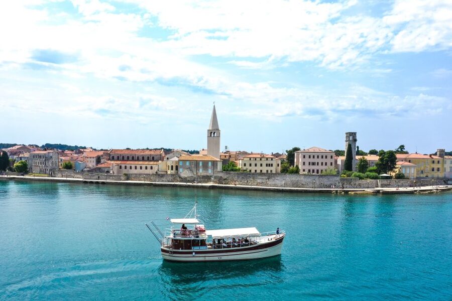Poreč: Dolphin Spotting Cruise with Included Drinks - Setting sail from Poreč on the Fjera
