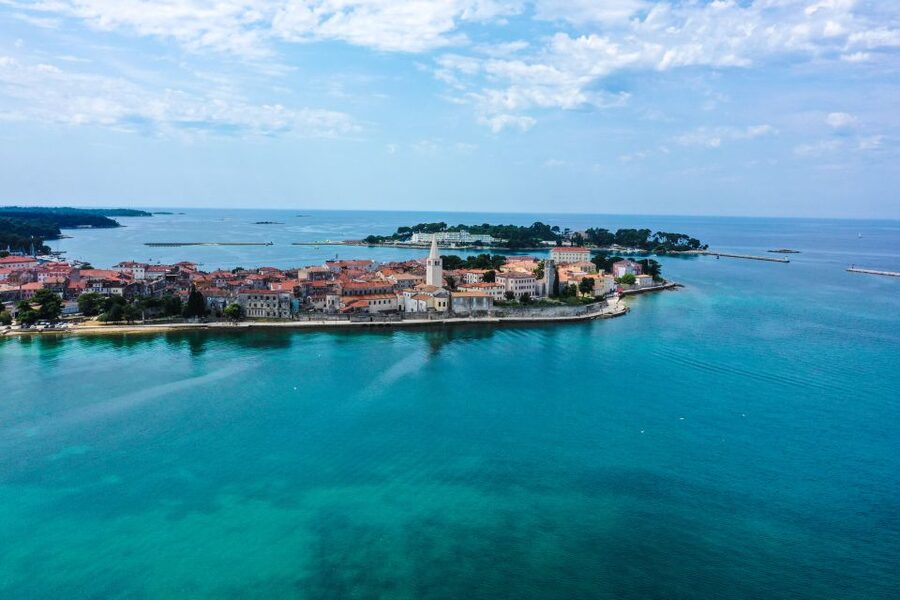 Poreč: Dolphin Spotting Cruise with Included Drinks - A relaxed drink service on board
