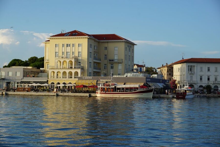 Poreč: Dolphin Spotting Cruise with Included Drinks - What the crew adds to the experience