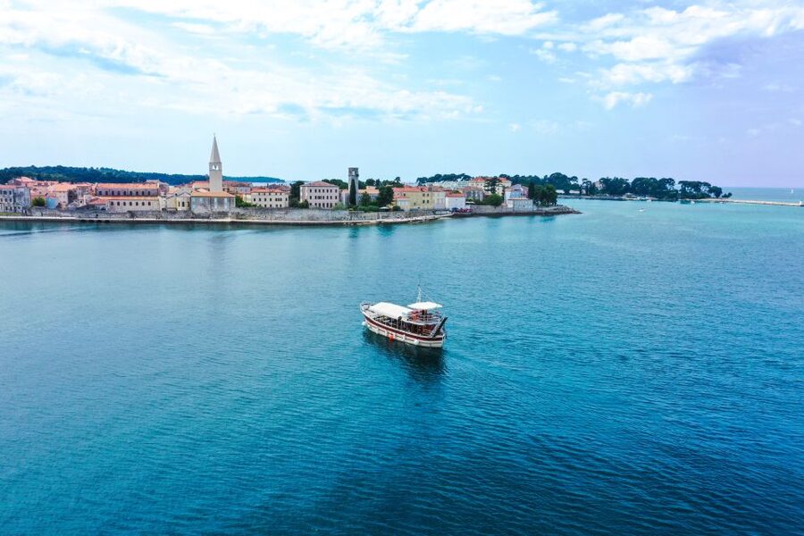 Poreč: Dolphin Spotting Cruise with Included Drinks - Who will enjoy the Fjera most