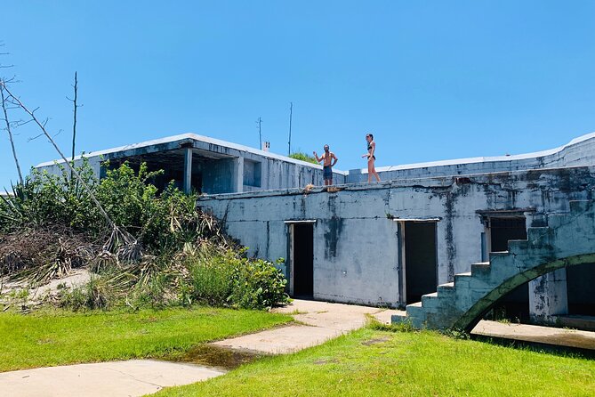 Private boat offering dolphin watching, island excursions and nature tours - Cruising past homes and through John’s Pass