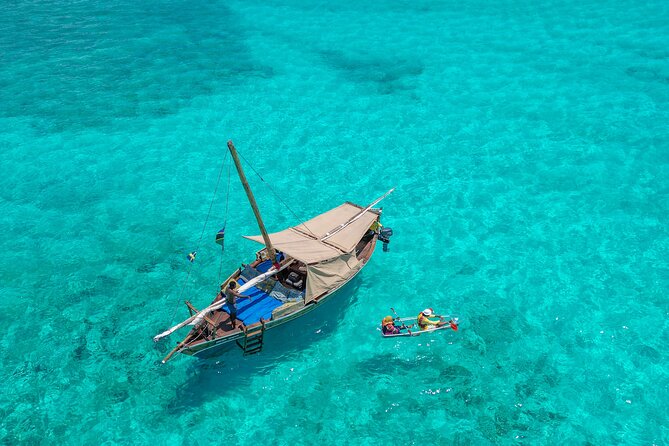 Private/Sharing: Snorkeling with Dolphins Sandbank in Mnemba - The sandbank stop depends on the tide