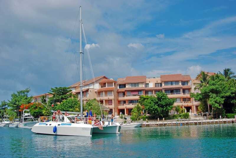 Puerto Aventuras: Dolphin Encounter with Buffet Lunch - Buffet lunch and two drinks