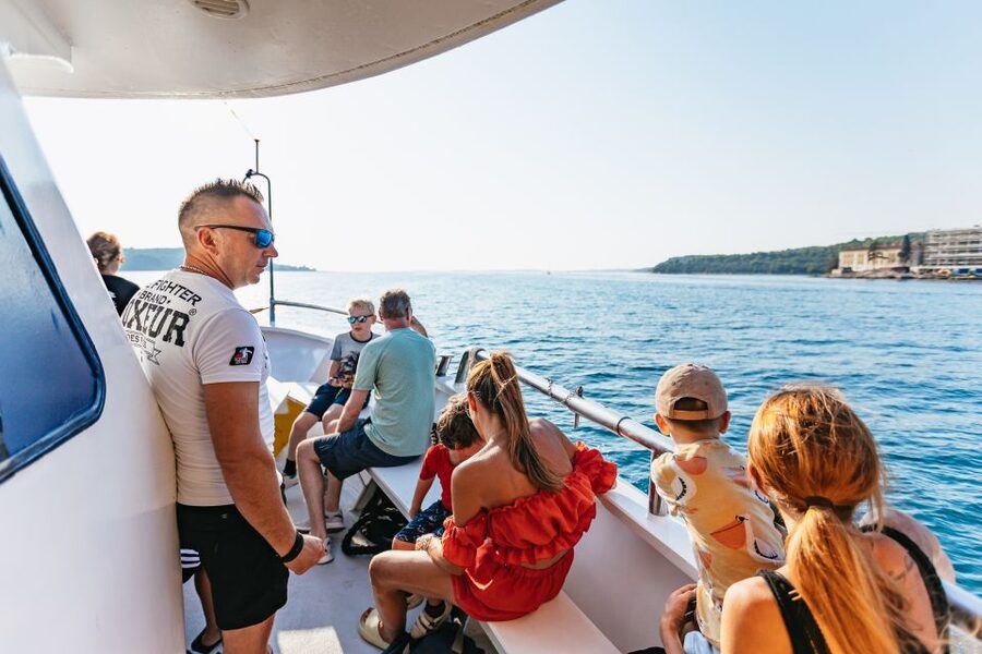 Pula: Dolphin&Sunset Cruise in Brijuni with Dinner&Drinks - Guides, commentary, and the human side of the trip