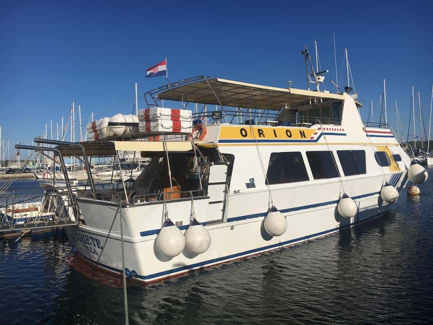 Pula: Dolphin Watching Sunset Cruise with Dinner & Drinks - Dinner on the open sea