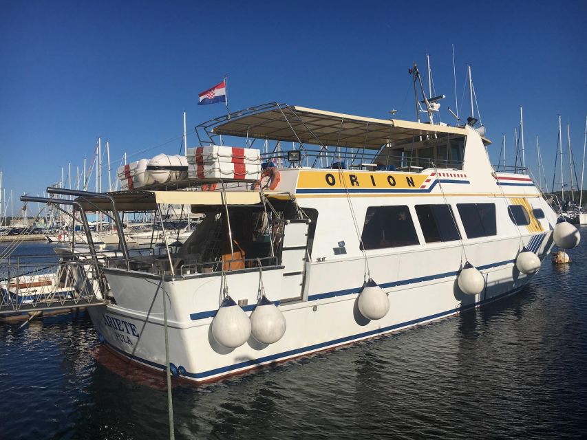 Pula: Dolphin Watching Sunset Cruise with Dinner & Drinks - The sunset is part of the main attraction