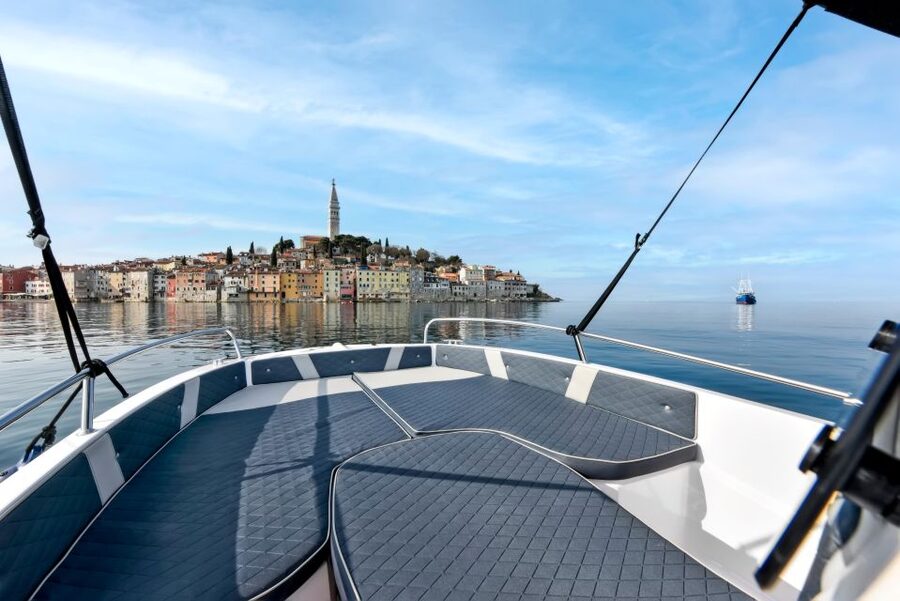 Rovinj: Dolphin Watching Sunset Speedboat Tour with Drinks - Returning with Rovinj glowing behind you
