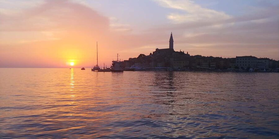 Rovinj: Sunset Speedboat Tour with Dolphin Watching - Starting at Villas Rubin and finding the pier