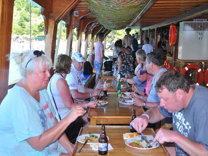 Side: Dolphin Island Boat Tour, Lunch, Sotf Drinks& Swimming - Music, smoking, and the social mood