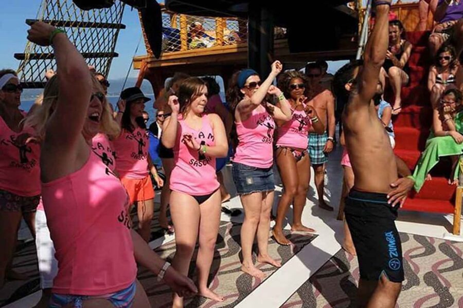 Side: Dolphin Island Boat Tour, Lunch, Sotf Drinks& Swimming - What the crew and guide add