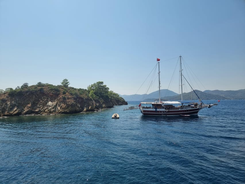 Side: Dolphin Island Boat Tour with BBQ Lunch - Games, music, and the social side of the boat