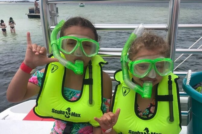 Snorkel & Dolphin Sightseeing Tour Aboard the Footloose - The crew sets the tone