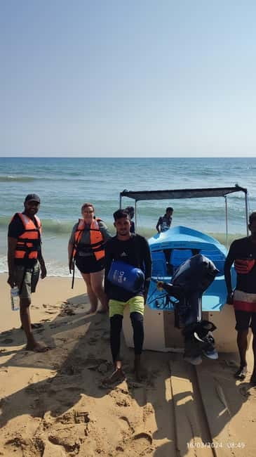 Trincomalee: Dolphin & Whale Watching Boat Tour - Boat comfort, safety, and the group atmosphere