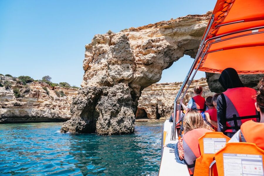 Vilamoura: Benagil Cave Boat Tour with Entry&Dolphin search - Looking for dolphins on the return route
