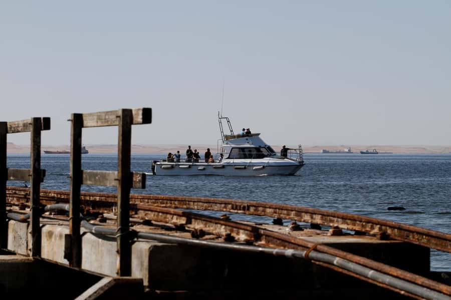 Walvis Bay: Dolphin Cruise, Pink Lakes and 4x4 Dune Drive - Why the coast and dunes work so well together