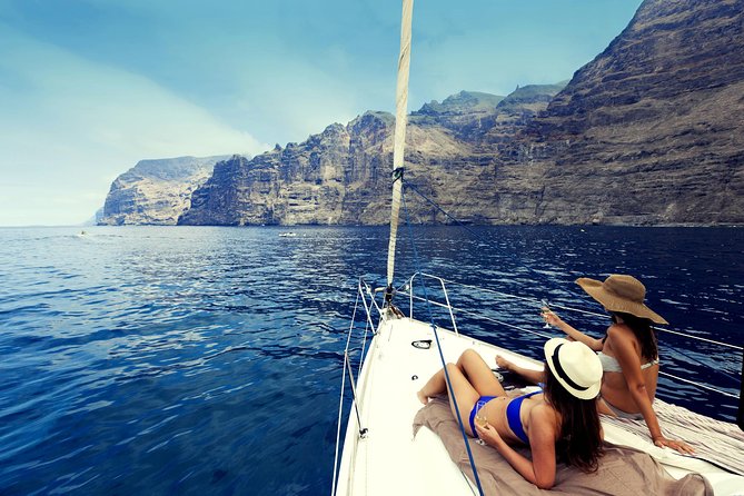Whales & Dolphins watching in exclusive sailboat - A respectful way to watch wild animals